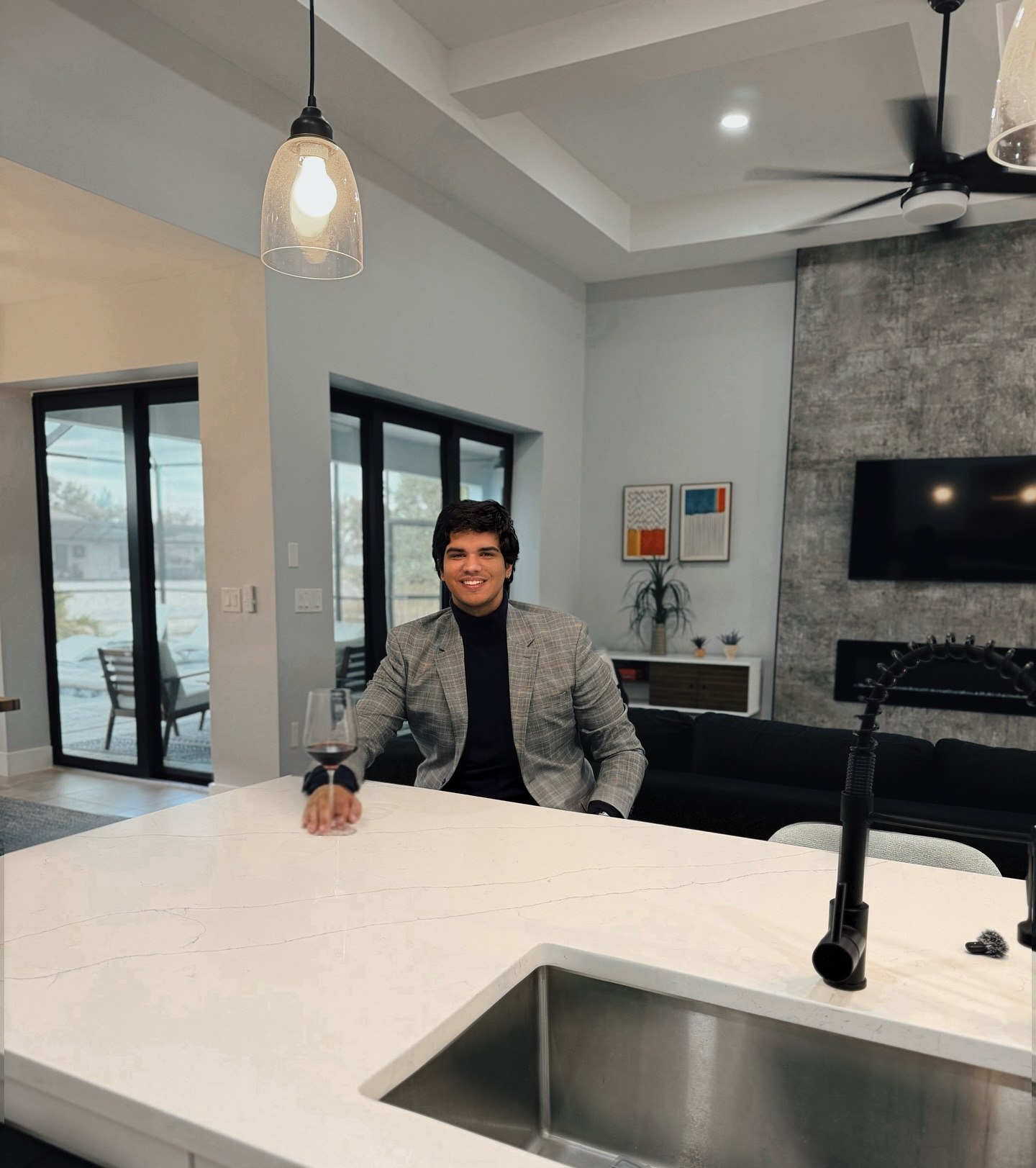 Acosta en una cocina de lujo