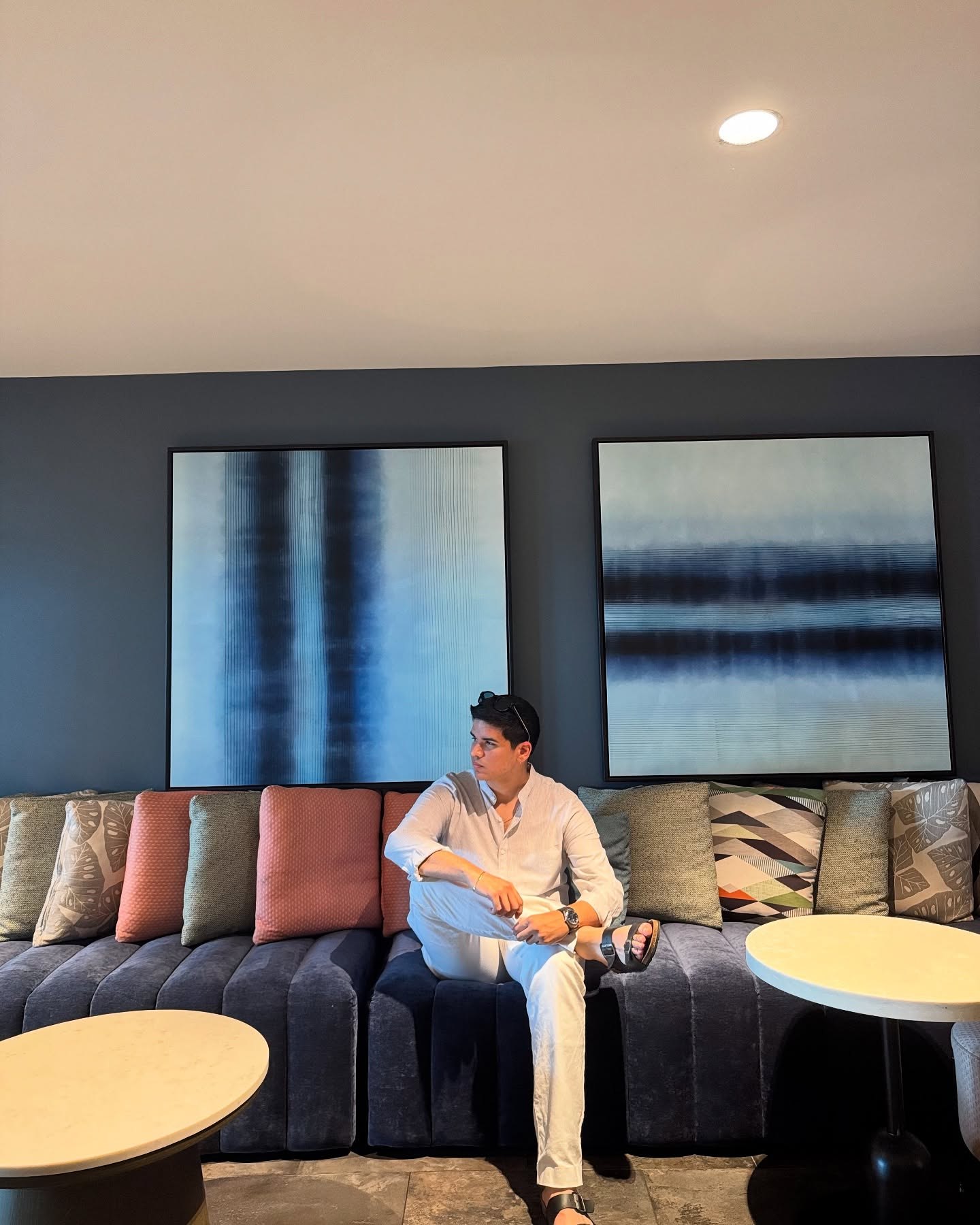 Acosta en un lounge de diseño